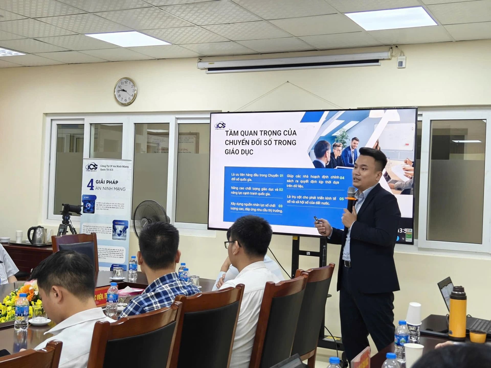 Đội ngũ kỹ sư ICS làm việc tại văn phòng công ty