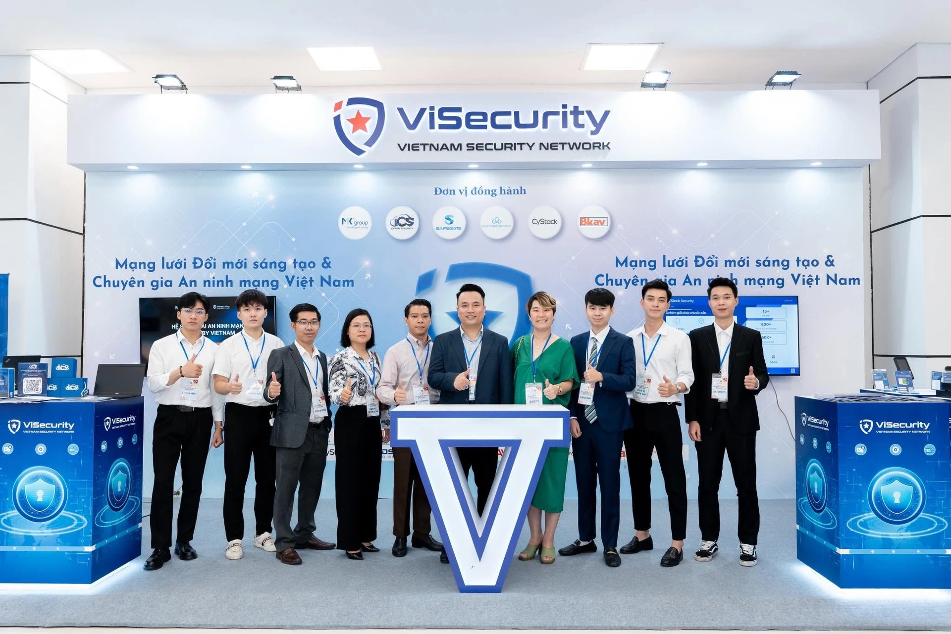 Đội ngũ ICS tại gian trưng bày mạng lưới an ninh mạng viSecurity