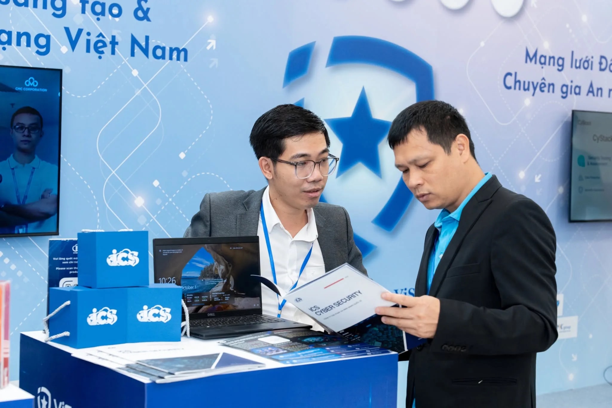 Chuyên viên mua sắm và kỹ sư an ninh cùng rà soát hồ sơ đánh giá nhà cung cấp