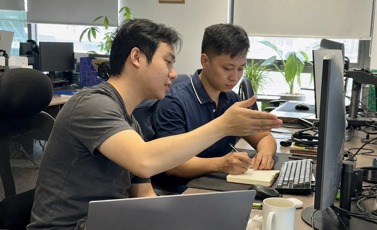 Các thành viên ICS cùng trao đổi về phạm vi và cách thực hiện một công việc chuyên môn