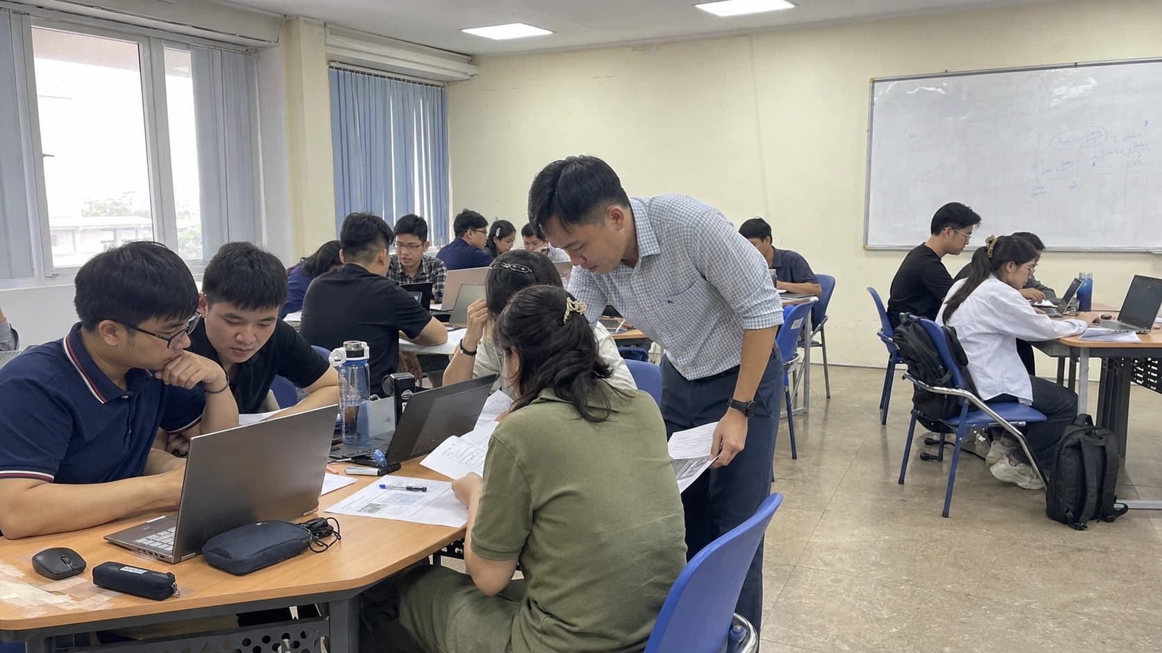Nhóm người trao đổi trong một buổi làm việc về công nghệ