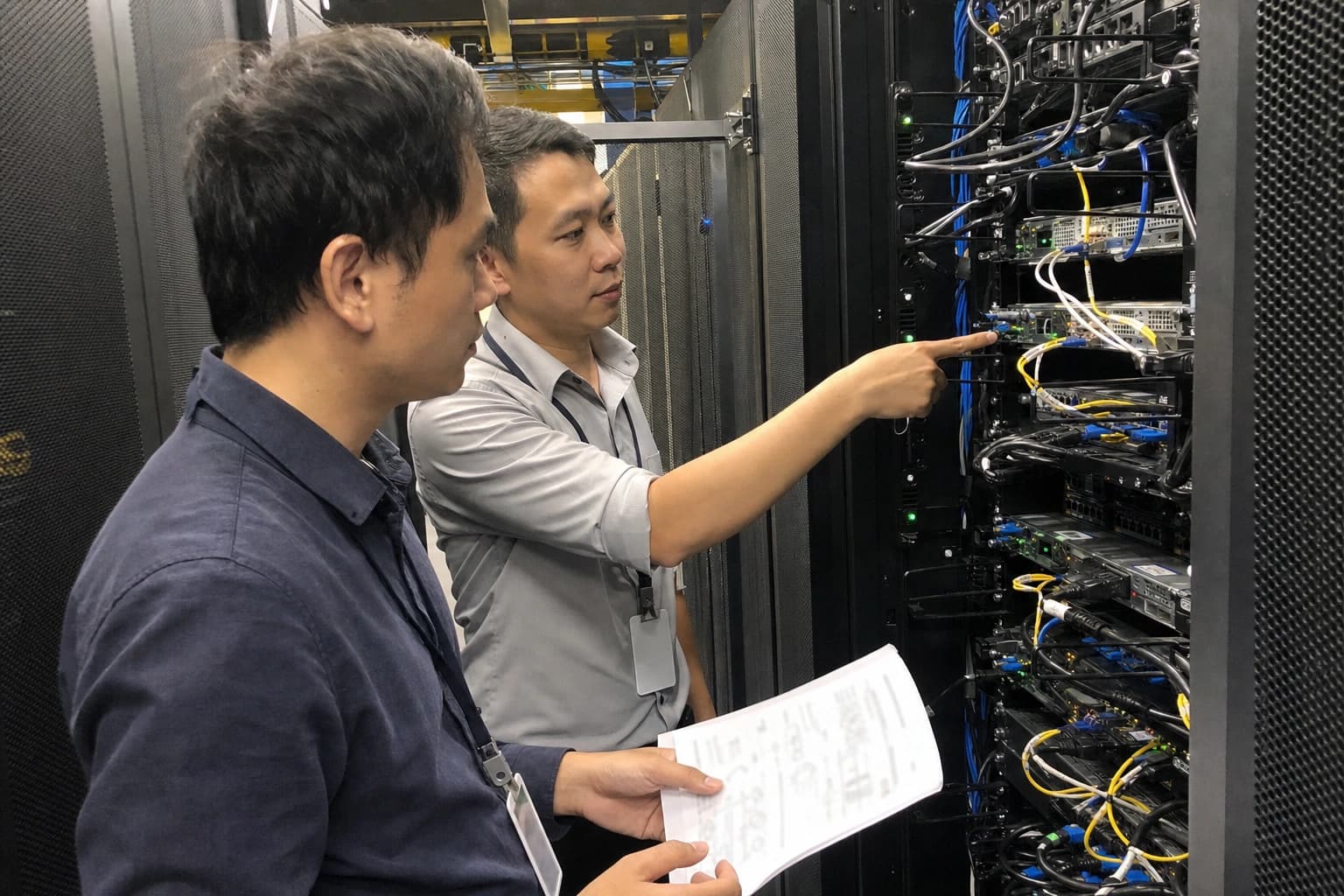 Kỹ sư ICS và kỹ sư đối tác cùng xác minh thiết bị mạng trong phòng máy