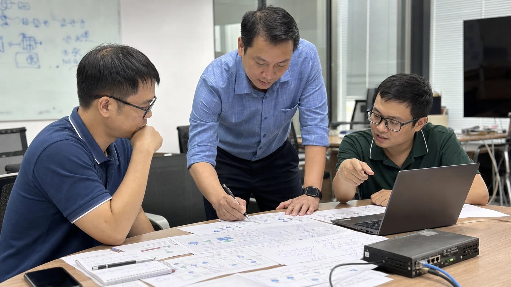 Đội kỹ thuật và vận hành rà soát phạm vi dịch vụ SOC trong workshop