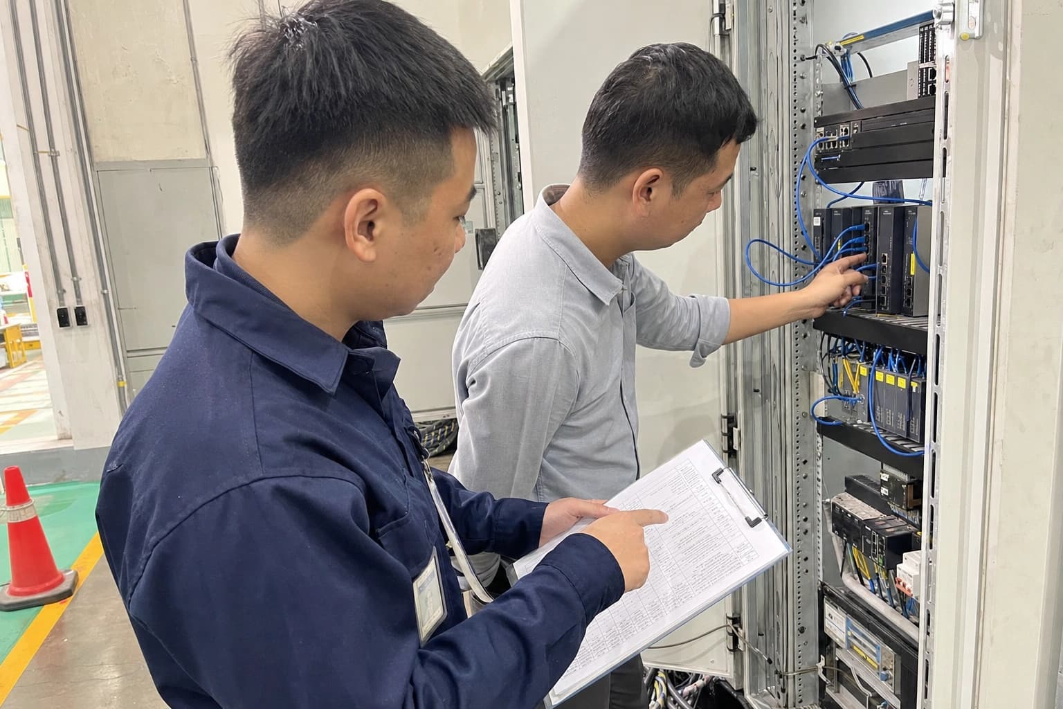 Kỹ sư ICS và kỹ sư khách hàng kiểm tra kết nối thiết bị và ghi nhận kết quả