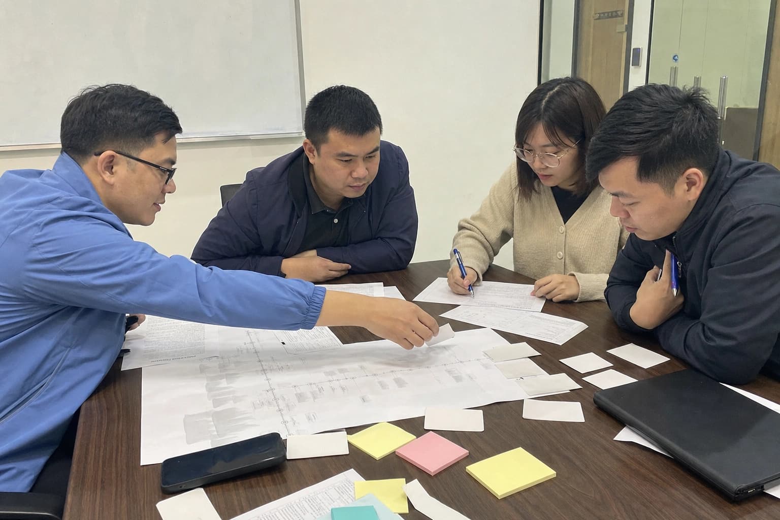 Đội ứng phó diễn tập một kịch bản sự cố tại bàn điều phối