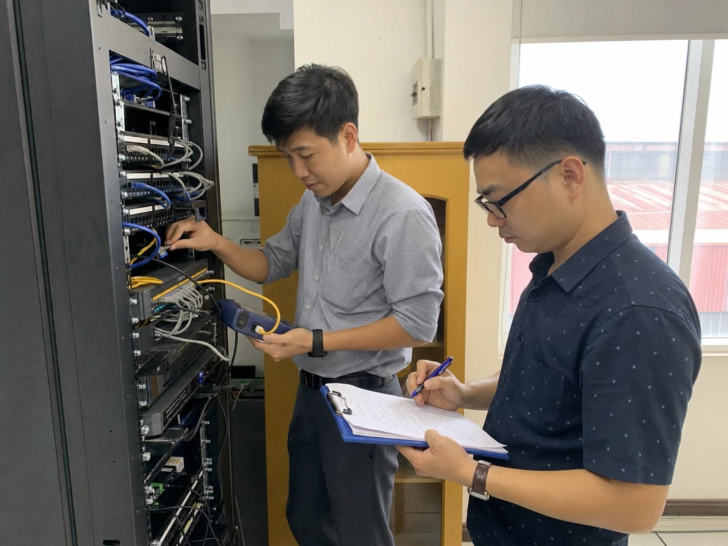 Kỹ sư tích hợp kiểm tra kết nối và tín hiệu trong bước bàn giao kỹ thuật